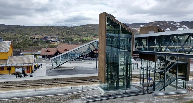 Gangbrua og glasstårnet på Geilo stasjon, bygd med stål frå Gjeraldstveit