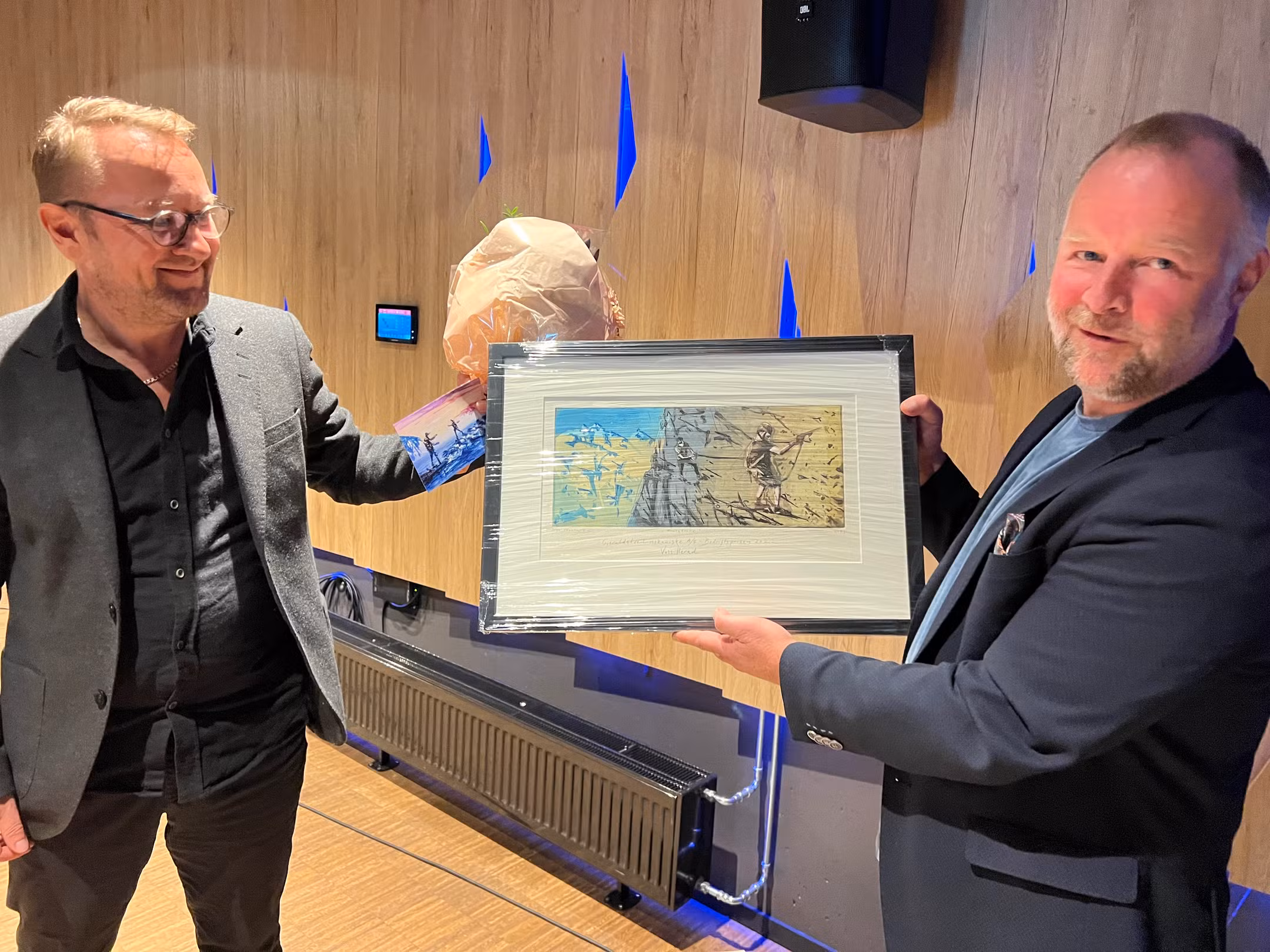 Narve Gjeraldstveit tek imot Bedriftsprisen 2023 frå Vidar Skeie, Voss herad